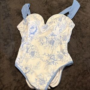 Cupshe Blue and White Floral Swimsuit